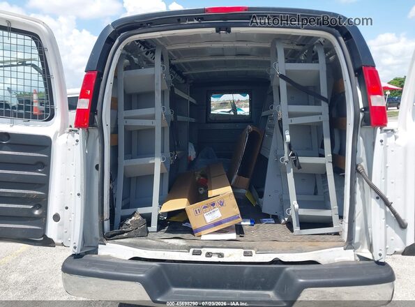 1GTW7AF75N1202303 2022 GMC SAVANA CARGO White Widok naklejki z numerem VIN