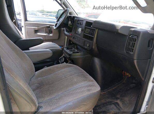 1GTW7AFF5H1904326 2017 GMC SAVANA 2500 White Widok wnętrza z przodu