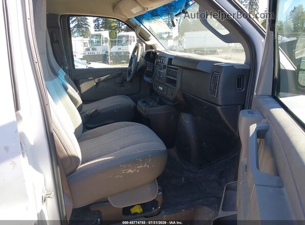 1GTW7AFF5H1909042 2017 GMC SAVANA 2500 White Widok wnętrza z przodu