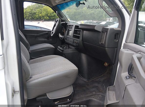 1GTW7AFF6H1907820 2017 GMC SAVANA 2500 White Vista interior delantera