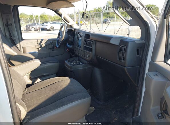 1GTW7AFG2J1905741 2018 GMC SAVANA 2500 White Vista interior delantera