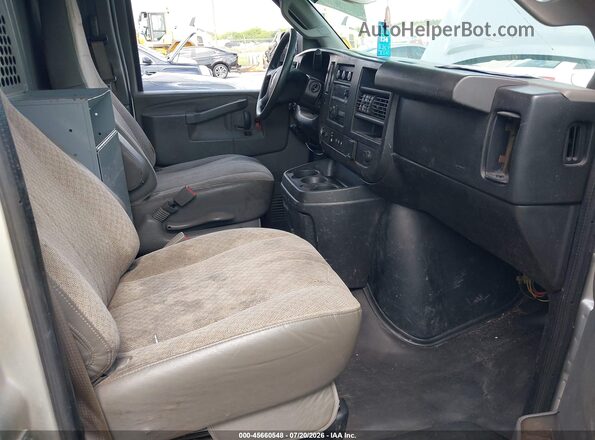 1GTW7AFG4J1189473 2018 GMC SAVANA 2500 Серебряный Вид салона спереди