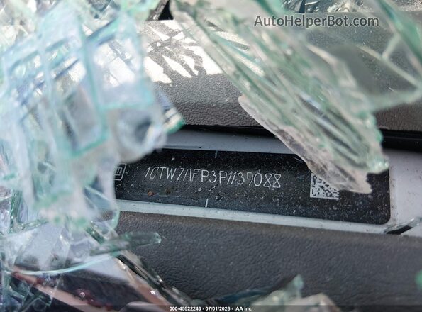 1GTW7AFP3P1139088 2023 GMC VAN White Widok komory silnika