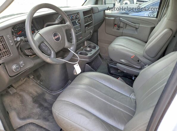 1GTW7AFP7J1332335 2018 GMC SAVANA White Widok deski rozdzielczej