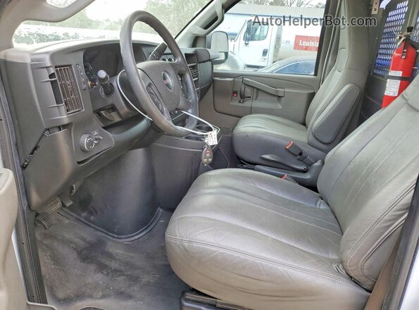 1GTW7AFP7J1332335 2018 GMC SAVANA White Widok wnętrza z przodu