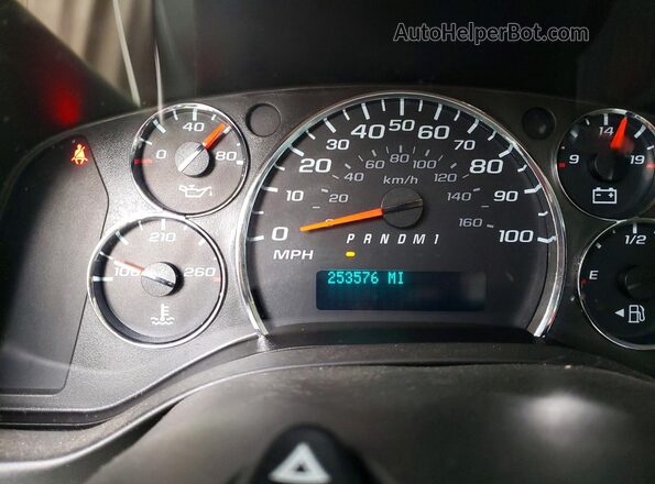 1GTW7AFP7J1332335 2018 GMC SAVANA White Widok zestawu wskaźników
