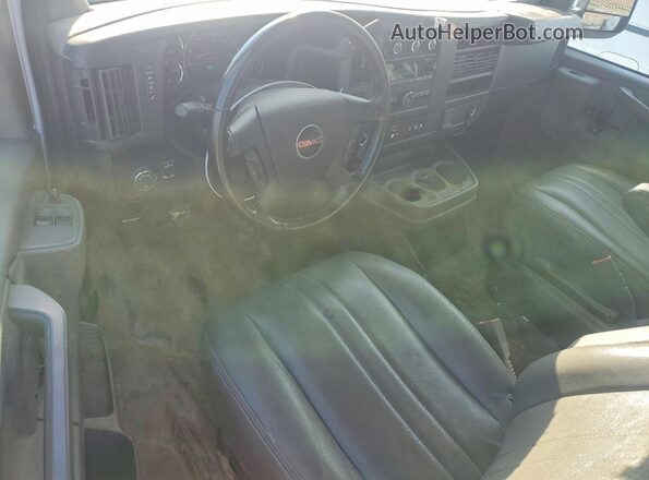 1GTW7AFP9P1115183 2023 GMC SAVANA Белый Вид панели приборов