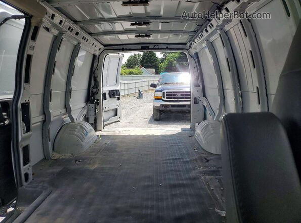 1GTW7BFP6P1110576 2023 GMC SAVANA White Հետևի նստատեղերի տեսք