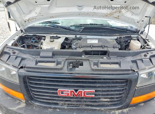 1GTW7BFPXP1162454 2023 GMC SAVANA White Widok komory silnika