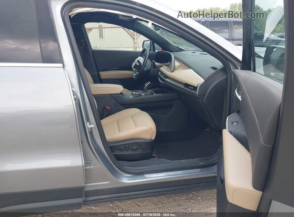 1GYAZAR40RF223214 2024 CADILLAC XT4 Silver Vista interior delantera
