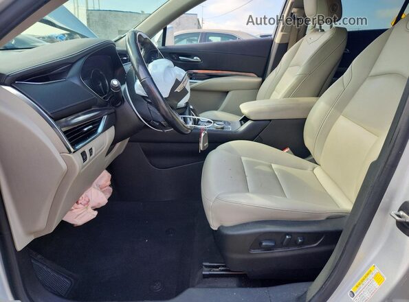 1GYAZAR47KF146962 2019 CADILLAC XT4 Silver Widok wnętrza z przodu