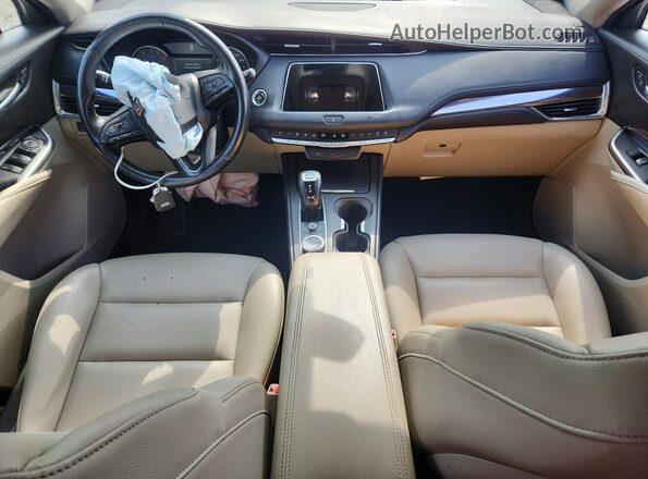 1GYAZAR47KF146962 2019 CADILLAC XT4 Silver Widok deski rozdzielczej