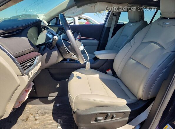 1GYAZAR49NF137944 2022 CADILLAC XT4 Синий Вид салона спереди