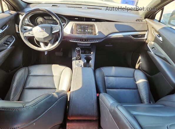 1GYFZCR47NF124157 2022 CADILLAC XT4 Серебряный Вид панели приборов