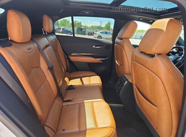1GYFZDR42KF120969 2019 CADILLAC XT4 White Widok wnętrza z tyłu