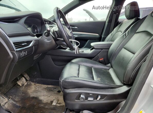1GYFZDR46MF045826 2021 CADILLAC XT4 Серебряный Вид салона спереди