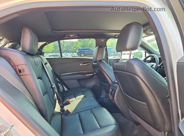 1GYFZFR48RF244671 2024 CADILLAC XT4 White Vista interior trasera