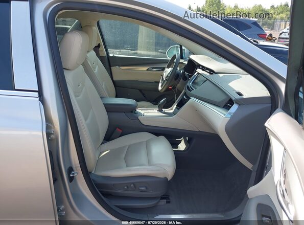 1GYKNBRS0HZ296357 2017 CADILLAC XT5 Silver Front interior view