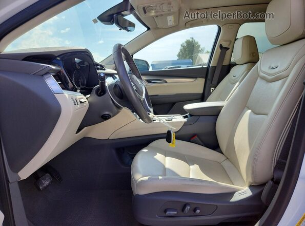 1GYKNCR48RZ727648 2024 CADILLAC XT5 White Widok wnętrza z przodu