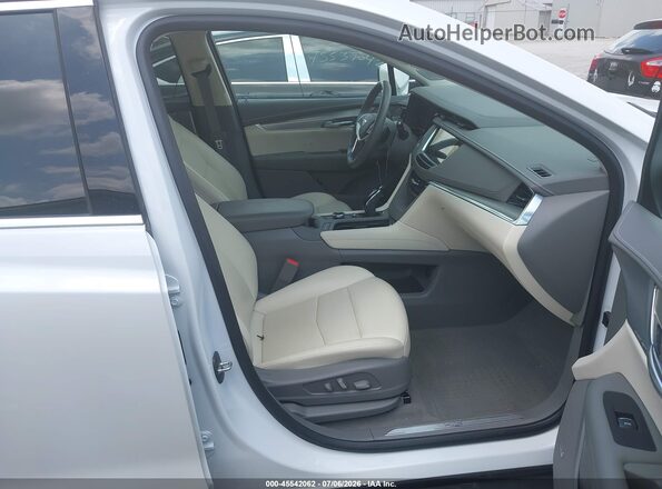 1GYKNDR47PZ181931 2023 CADILLAC XT5 Белый Вид салона спереди