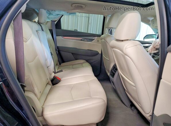 1GYKNDRSXHZ211925 2017 CADILLAC XT5 Blue Widok wnętrza z tyłu