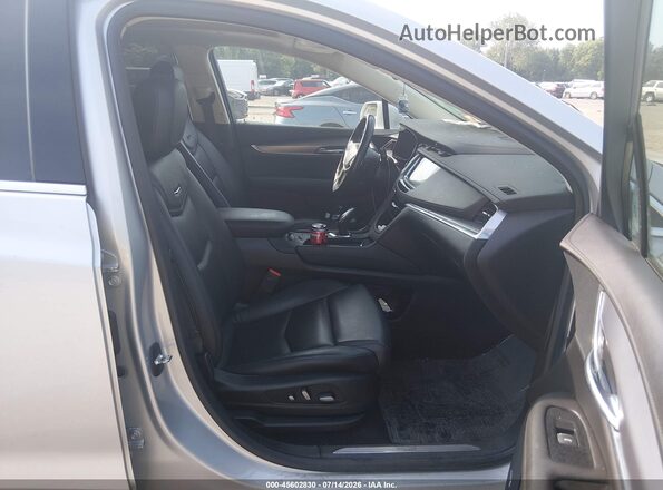 1GYKNFRS5KZ217070 2019 CADILLAC XT5 Серебряный Вид салона спереди