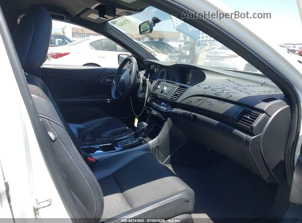 1HGCR2F51HA024686 2017 HONDA ACCORD White Vista interior delantera
