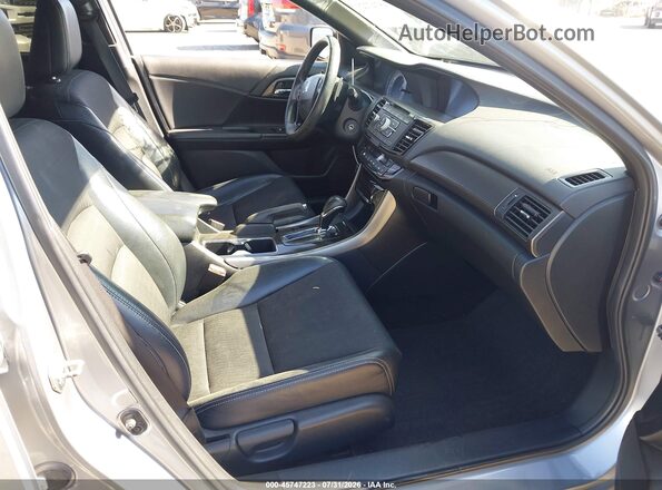 1HGCR2F55HA196378 2017 HONDA ACCORD Silver Вид салону спереду