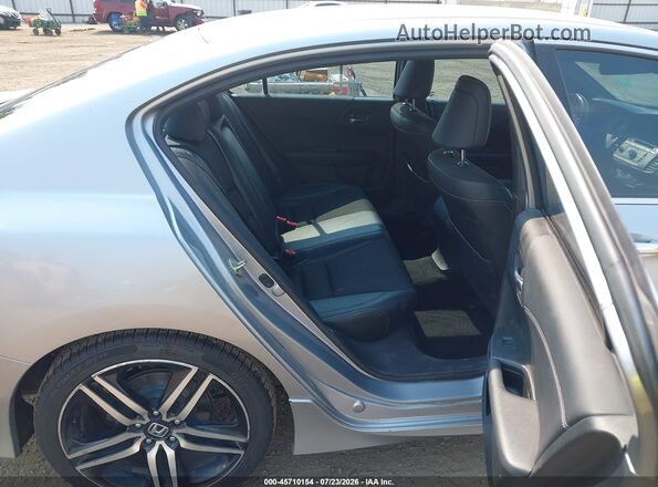 1HGCR2F58HA256170 2017 HONDA ACCORD Silver Widok naklejki z numerem VIN