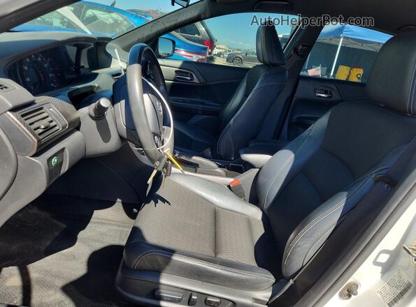 1HGCR2F5XHA049795 2017 HONDA ACCORD White Вид салону спереду