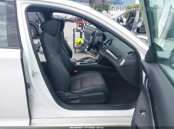 1HGCV2F3XJA022421 2018 HONDA ACCORD White Widok wnętrza z przodu