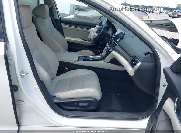 1HGCV2F58JA019471 2018 HONDA ACCORD Белый Вид салона спереди
