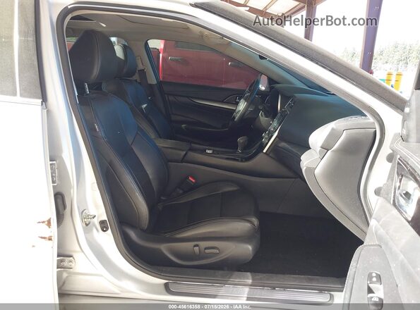 1N4AA6AP0JC386098 2018 NISSAN MAXIMA Серебряный Вид салона спереди
