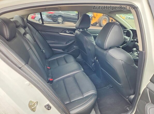 1N4AA6AP6GC903882 2016 NISSAN MAXIMA White Vista de los asientos traseros