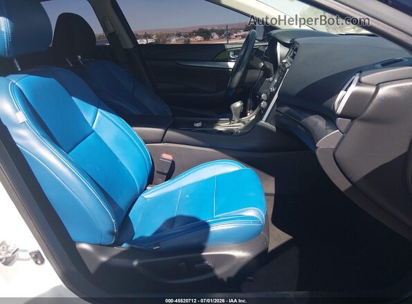 1N4AA6AP6JC371282 2018 NISSAN MAXIMA Белый Вид салона спереди