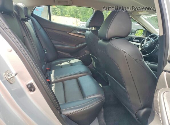1N4AA6AP7JC368441 2018 NISSAN MAXIMA Silver Widok tylnych siedzeń