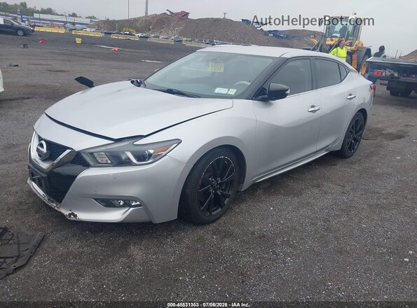 1N4AA6AP8JC379562 2018 NISSAN MAXIMA Серебряный Передняя левая четверть