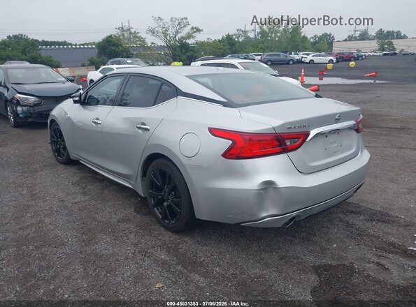 1N4AA6AP8JC379562 2018 NISSAN MAXIMA Серебряный Задняя левая четверть