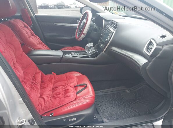 1N4AA6AP8JC379562 2018 NISSAN MAXIMA Серебряный Вид салона спереди