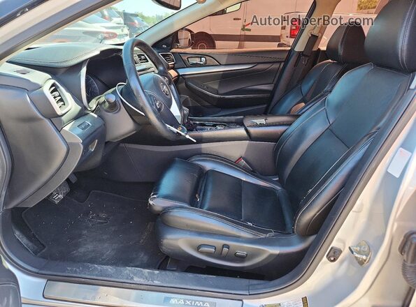 1N4AA6AP9JC395477 2018 NISSAN MAXIMA Серебряный Вид салона спереди