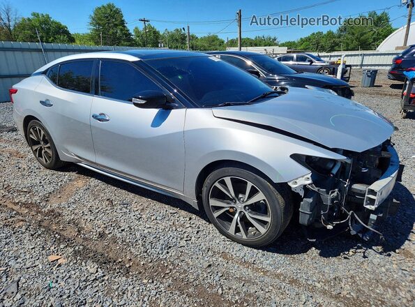 1N4AA6AP9JC395477 2018 NISSAN MAXIMA Серебряный Передняя правая четверть