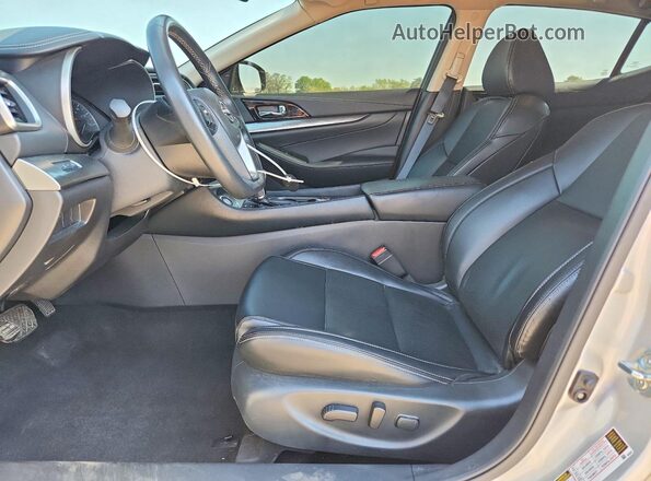 1N4AA6CV0PC513971 2023 NISSAN MAXIMA Серебряный Вид салона спереди
