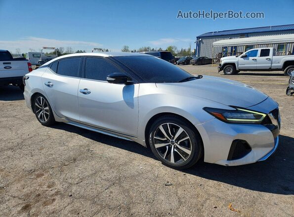 1N4AA6CV0PC513971 2023 NISSAN MAXIMA Серебряный Передняя правая четверть