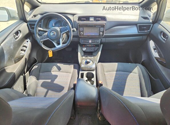 1N4AZ1CP7JC316929 2018 NISSAN LEAF Silver Dashboard view