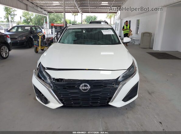 1N4BL4BV8PN398657 2023 NISSAN ALTIMA White Widok wnętrza z tyłu