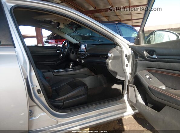 1N4BL4CV1NN332897 2022 NISSAN ALTIMA Silver Widok wnętrza z przodu