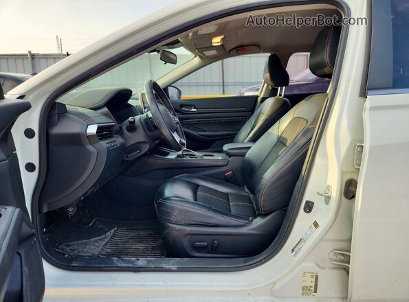 1N4BL4CV1NN373496 2022 NISSAN ALTIMA White Front interior view