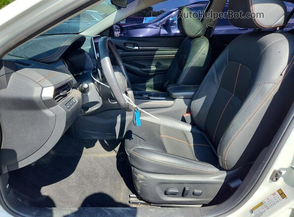 1N4BL4CV3NN366517 2022 NISSAN ALTIMA White Front interior view