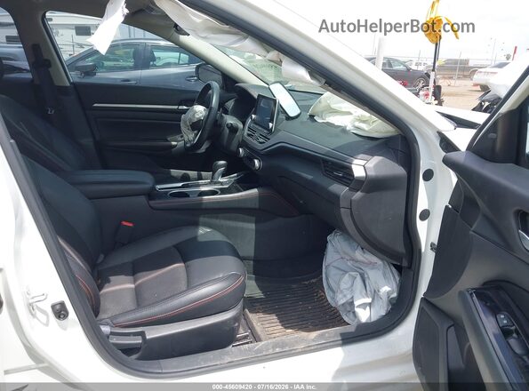 1N4BL4CV3RN349920 2024 NISSAN ALTIMA White Vista interior delantera