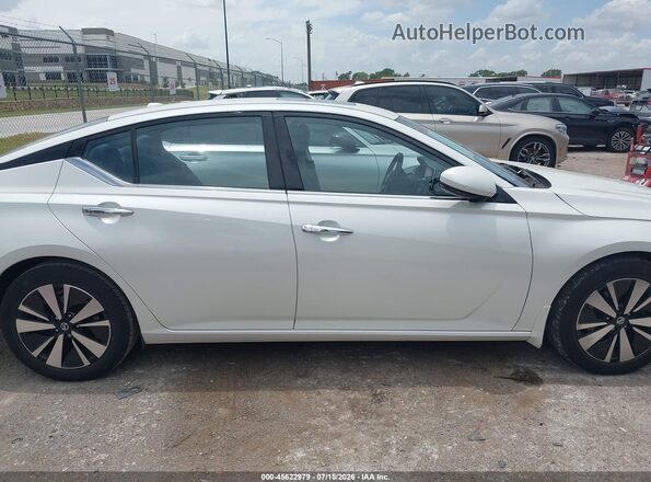 1N4BL4DV0KC146581 2019 NISSAN ALTIMA White Widok wnętrza z tyłu